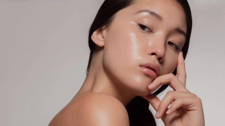 Clean Girl Makyajı: Nedir ve Nasıl Uygulanır?
