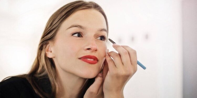 Suya Dayanıklı 7 Göz Kalemiyle Kalıcı Göz Makyajı