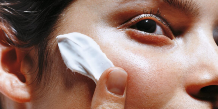 Akneye Eğilimli Yağlı Ciltler İçin En İyi Nemlendirici Önerileri