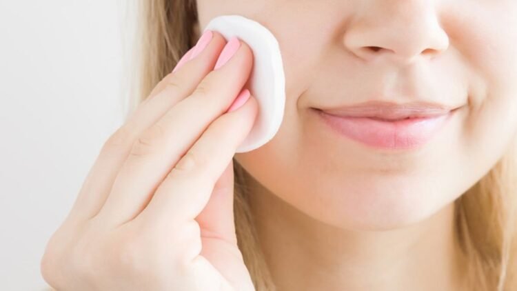 Tonik Nedir? Cilt Bakımında Önemli Bir Adım Olarak Tonik Kullanımı Nasıl Olmalı?